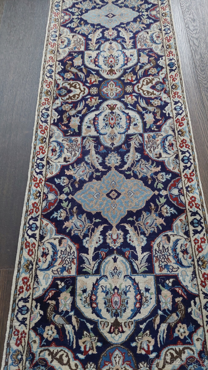 Ručně vázaný koberec z Iránu.