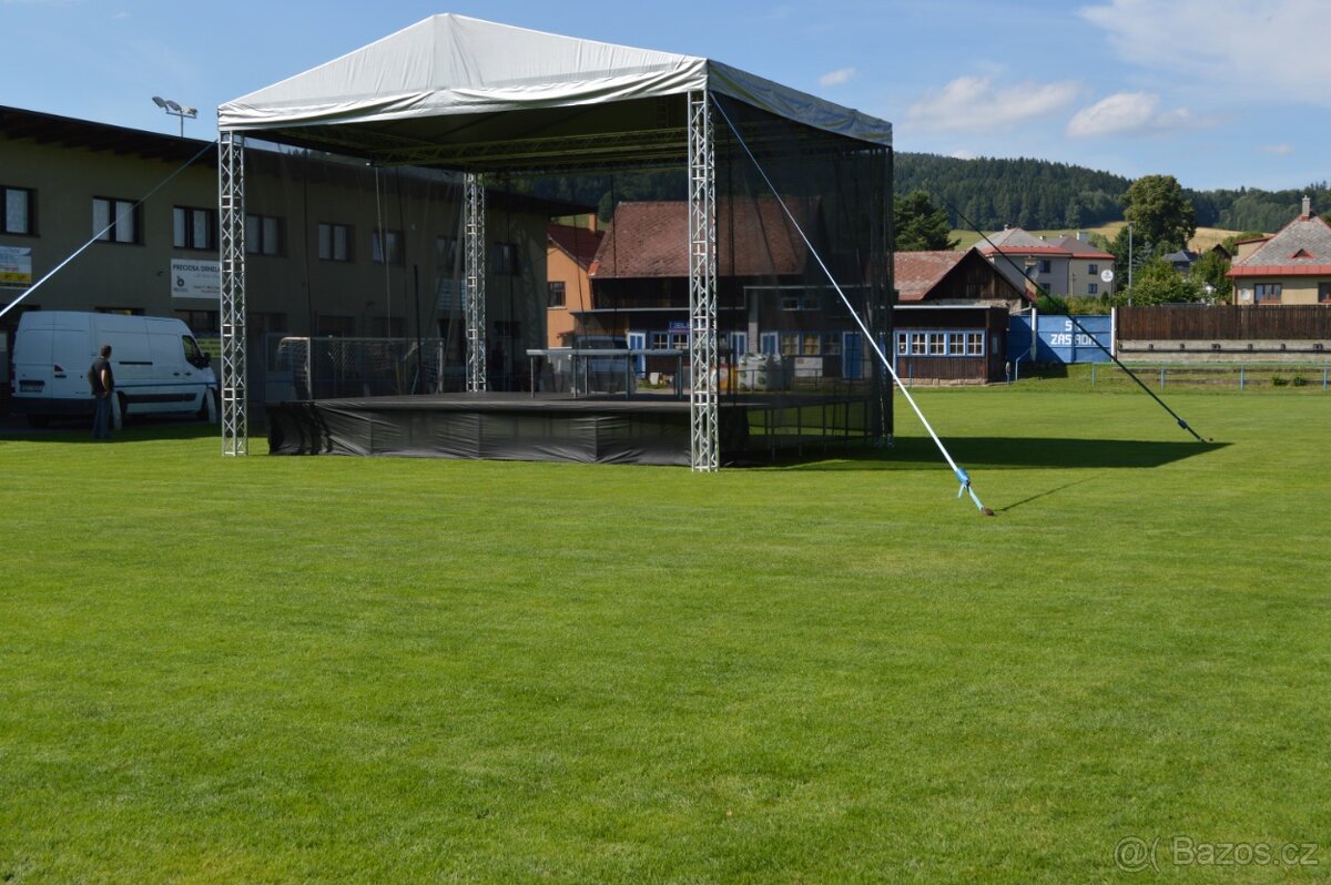 Zastřešené pódium