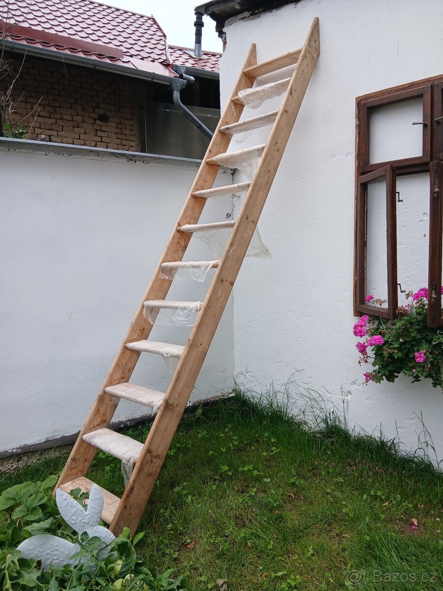 Dřevěné půdní schody