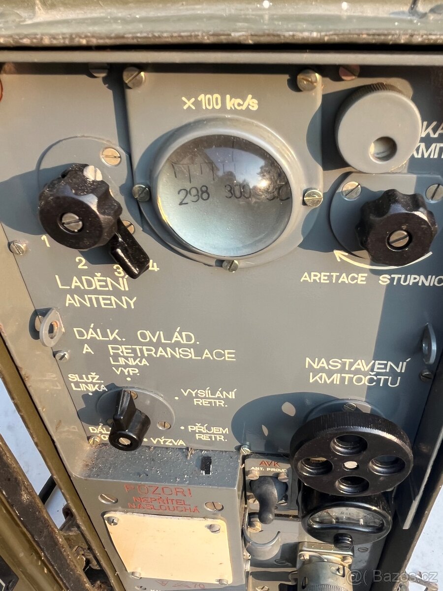 Radiostanice R - 108d ze sluchátky a manuálem