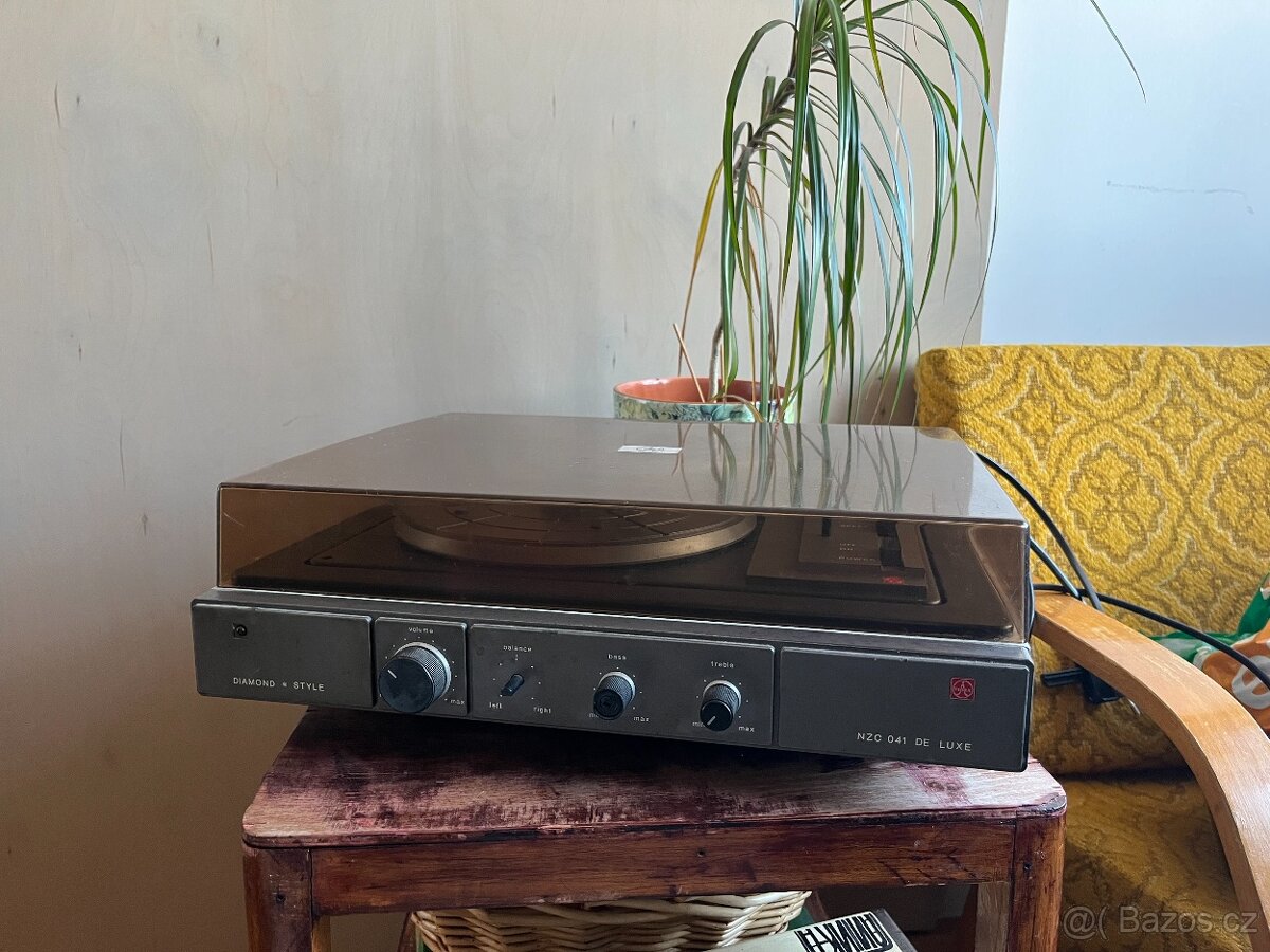 retro vintage Gramofon Tesla NZC 041 DE LUXE
