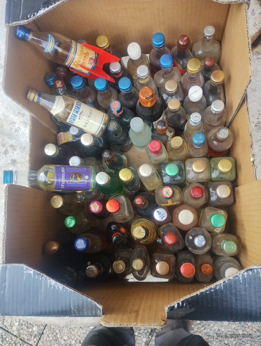 Malé lahvičky s různým alkoholem.50ks a stàří až 50let