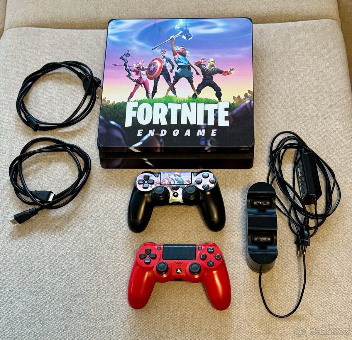 PS 4 500GB a 2 ovladače a nabíječka Sony pro ovladače