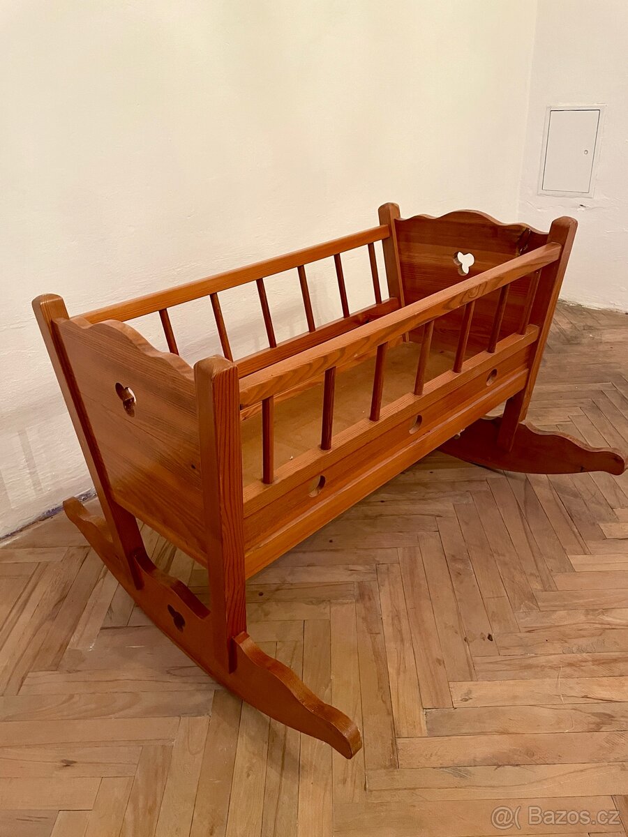 Dětská dřevěná kolébka