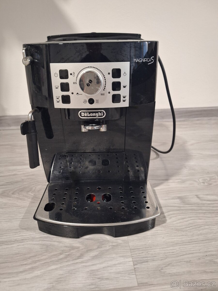Kávovar DeLonghi magnifica S
