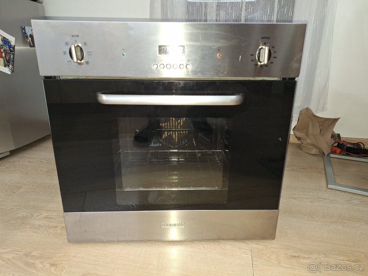 Vestavná trouba Baumatic BOM 7200ss
