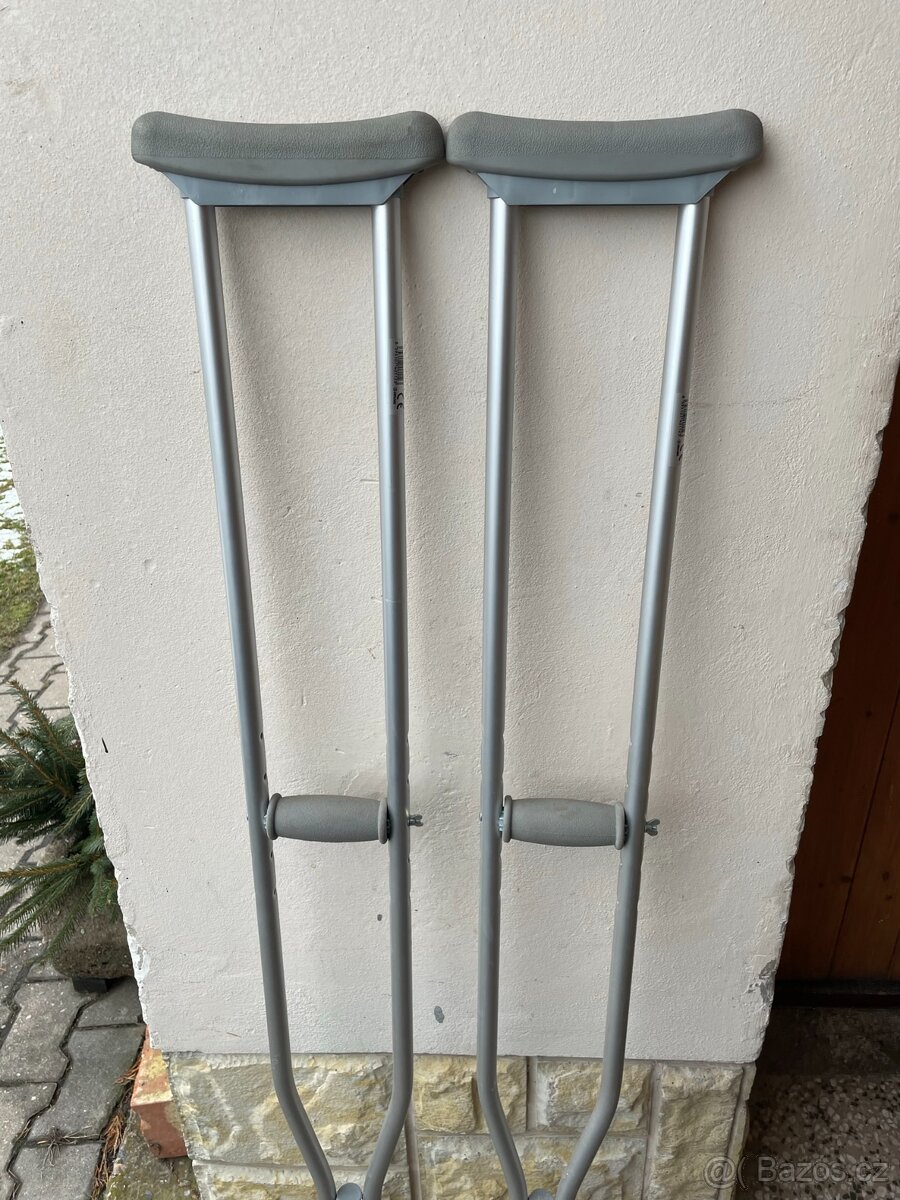 Měkčené podpažní berle 2ks, stavitelné, zánovní
