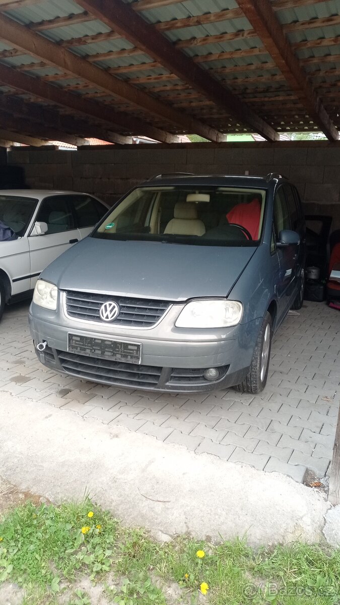 VW Touran 1,6 FSI ,85kw,r.2004