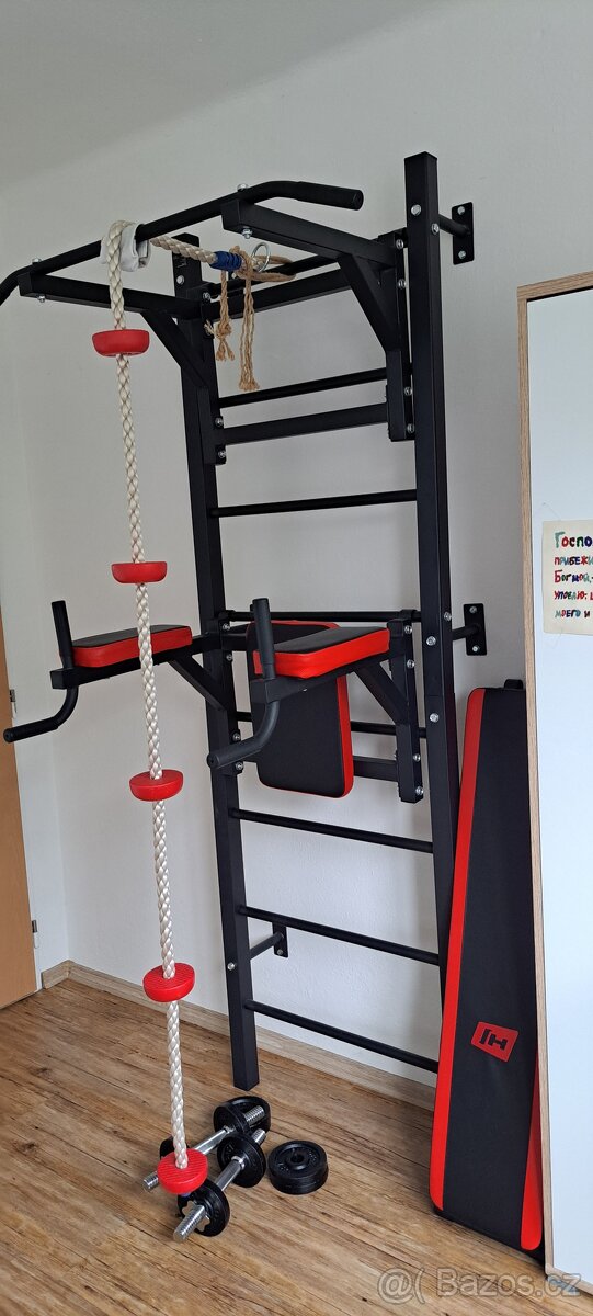 Bradla se švédskou stěnou, činky a lano