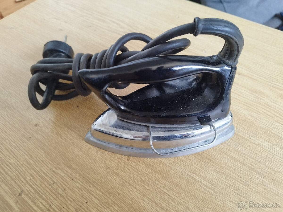 Cestovní retro žehlička