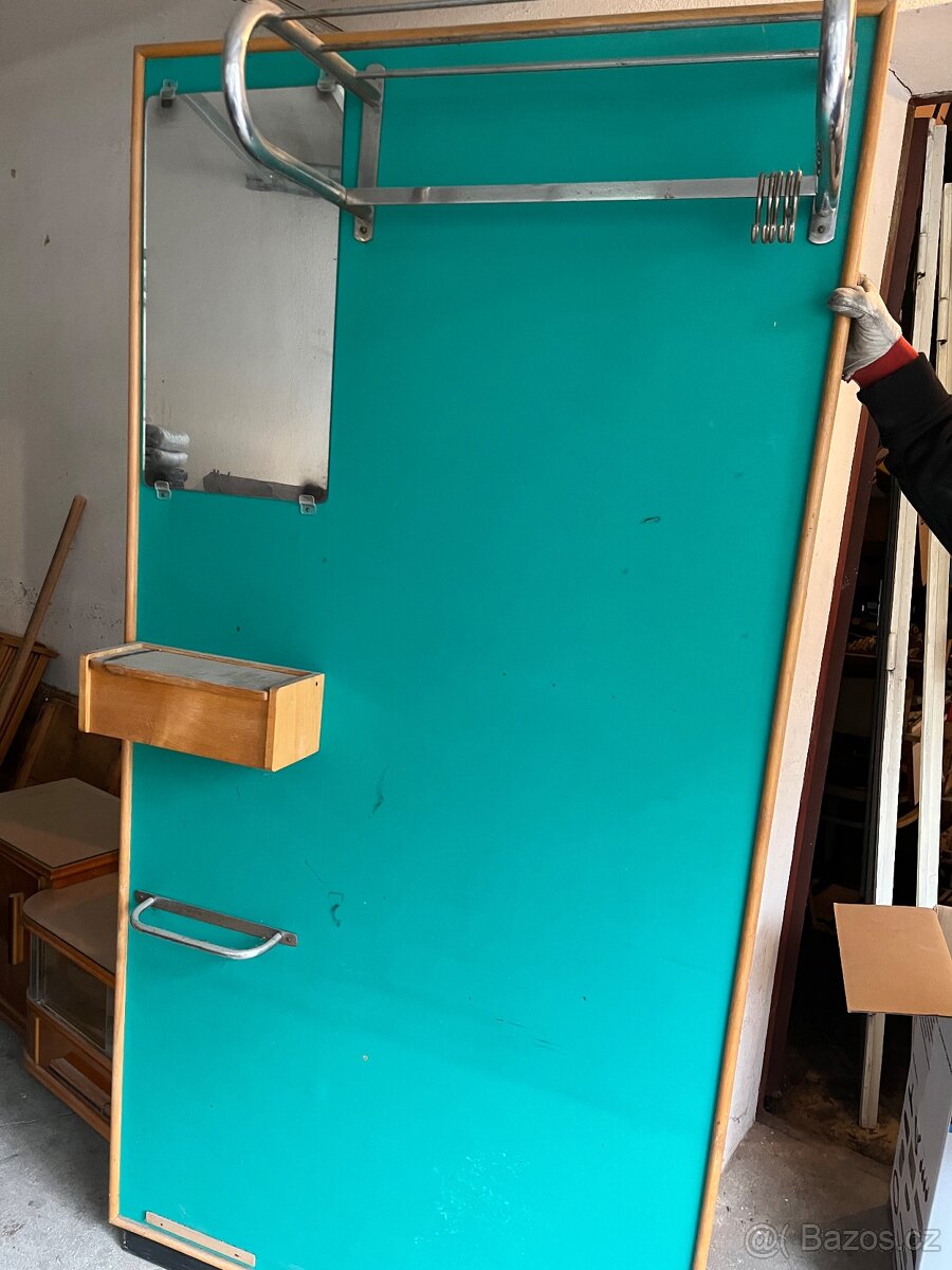 Retro stěna, věšák