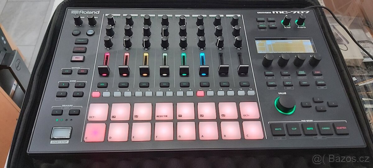 Roland MC-707 Groovebox