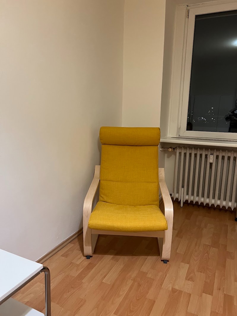 Nové křeslo Poang se zlutým sedákem