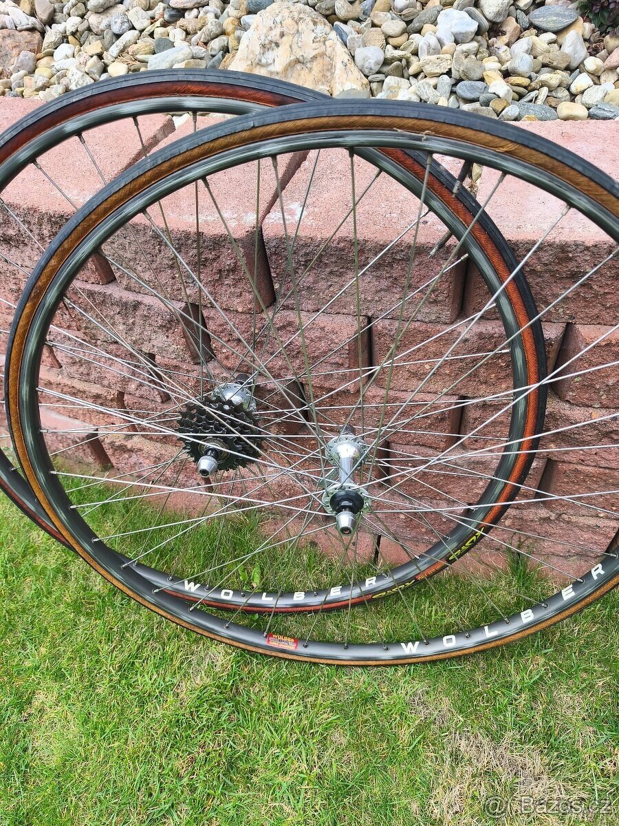 Zapletená kola náboje Shimano ráfky Wolber Aspin