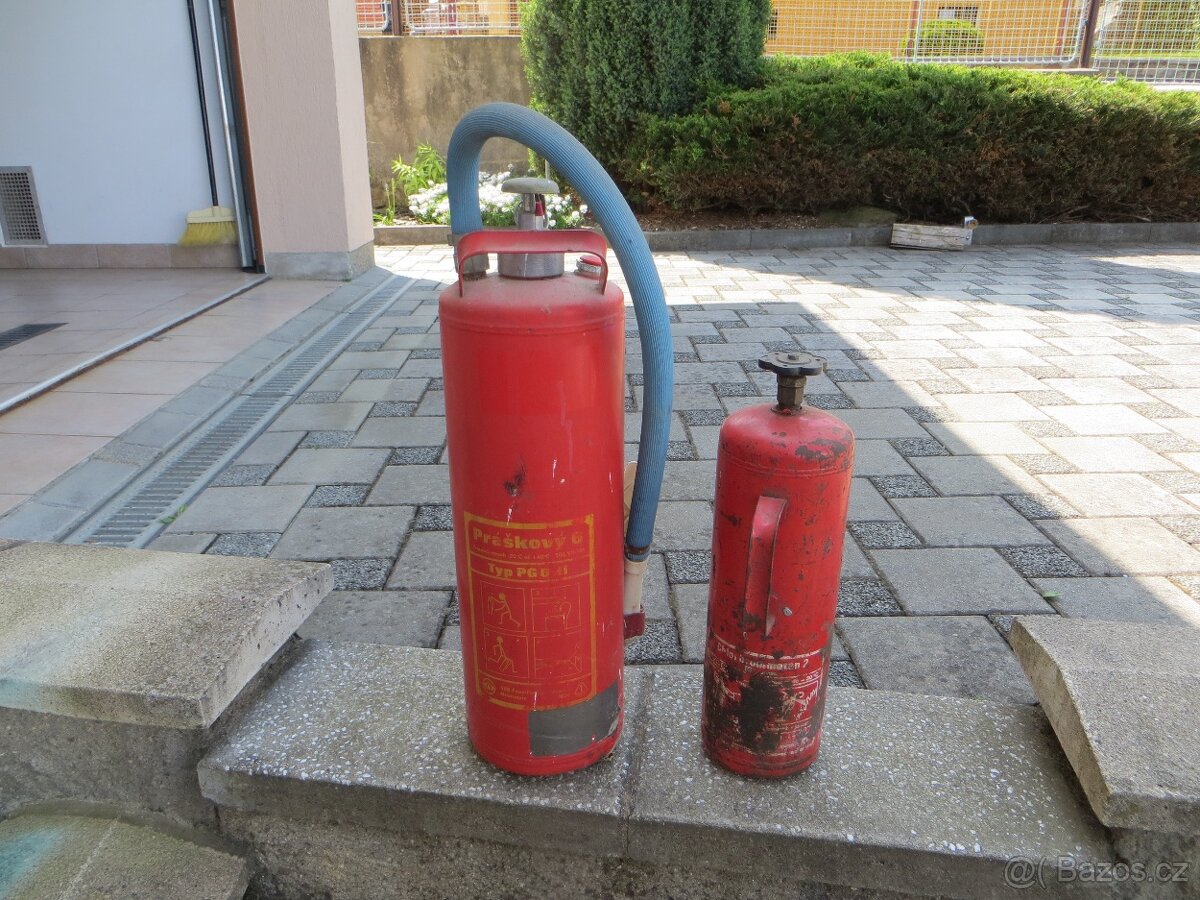 2 x starý hasící přístroj