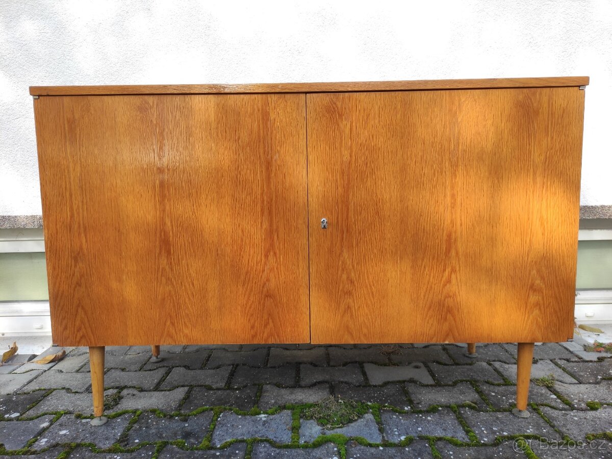 Retro komoda / skříňka UP Závody Rousínov - Brusel