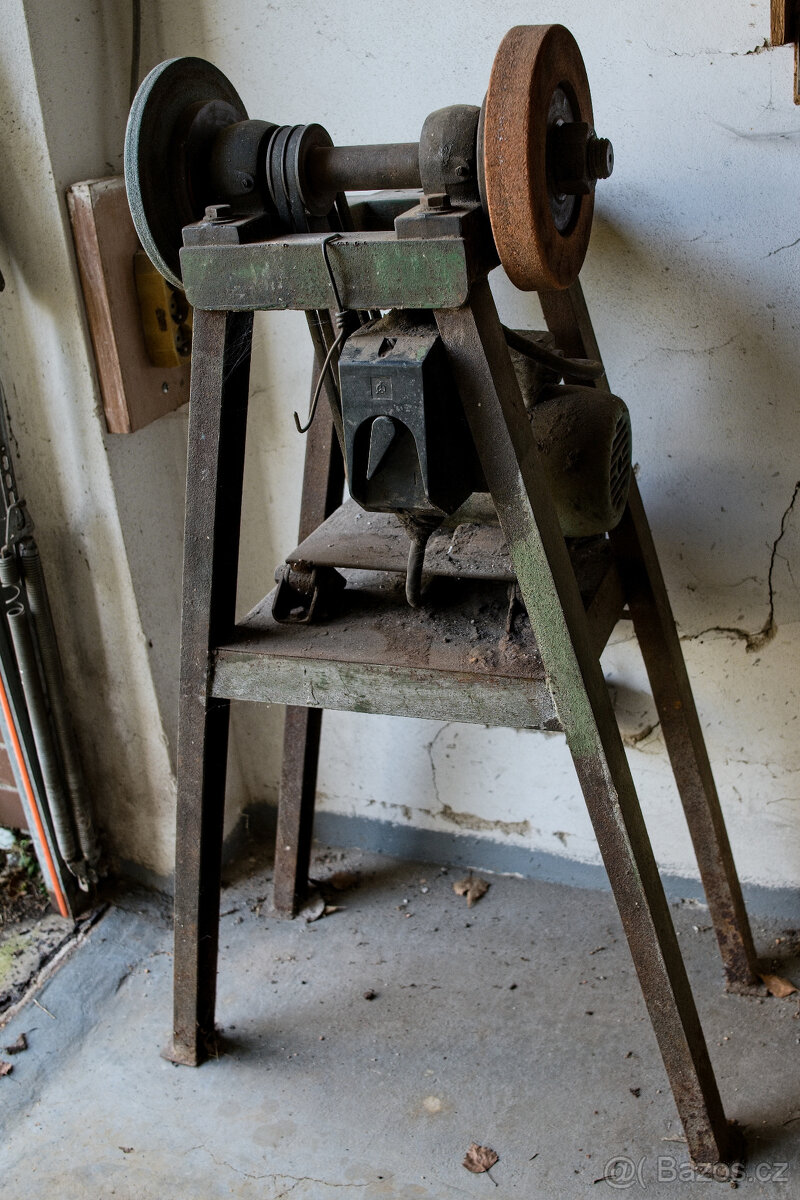 Dílenská bruska.