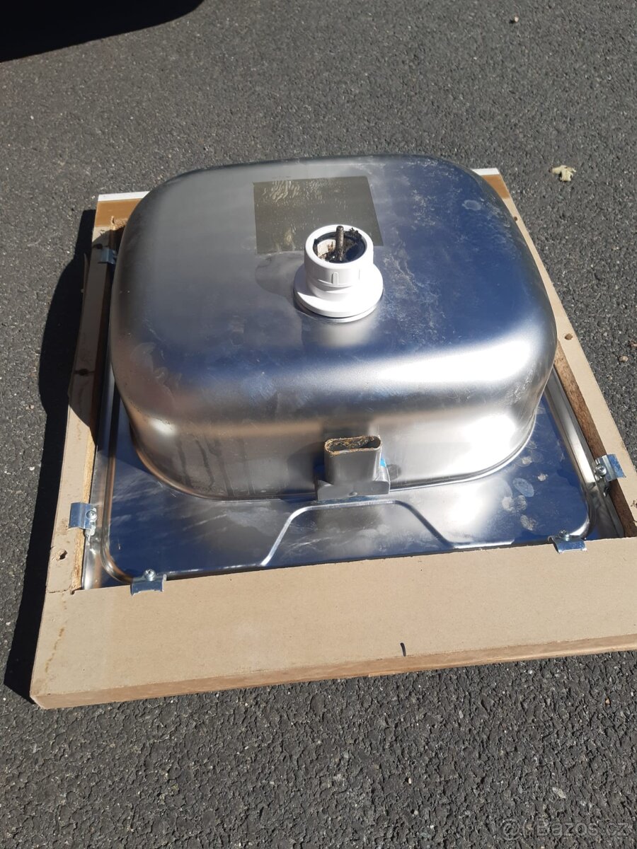 Nerezový kuchyňský dřez