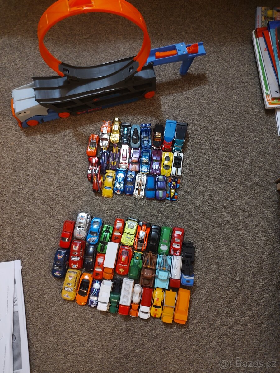 Hot wheels a další autíčka