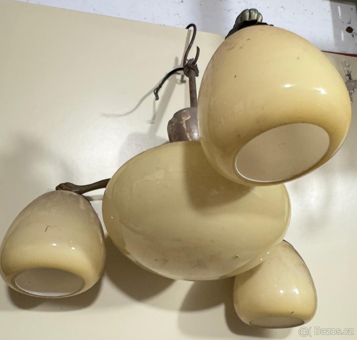 Mosazný lustr a nástěnné lampy