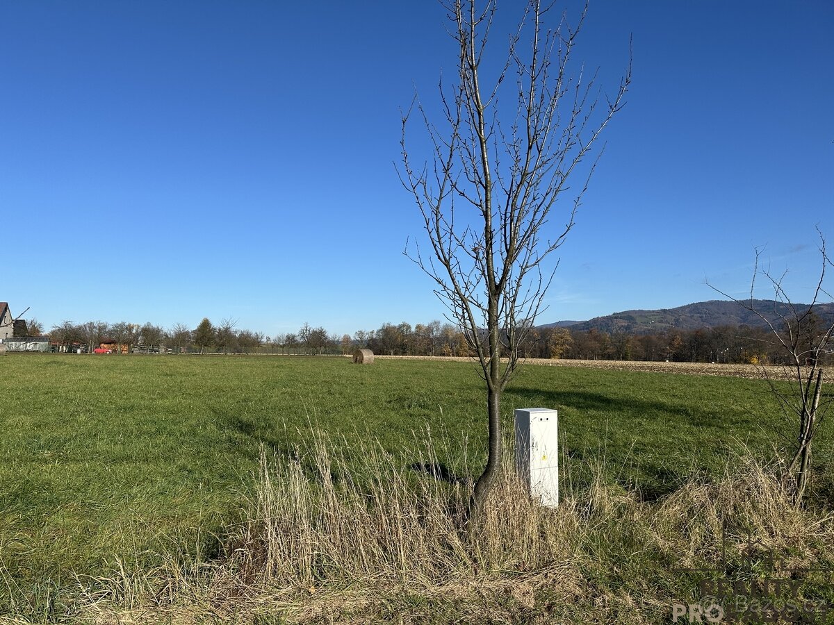 Stavební pozemek 3207m2, Návsí