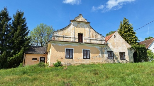 Statek s uzavřeným dvorem na polosamtě