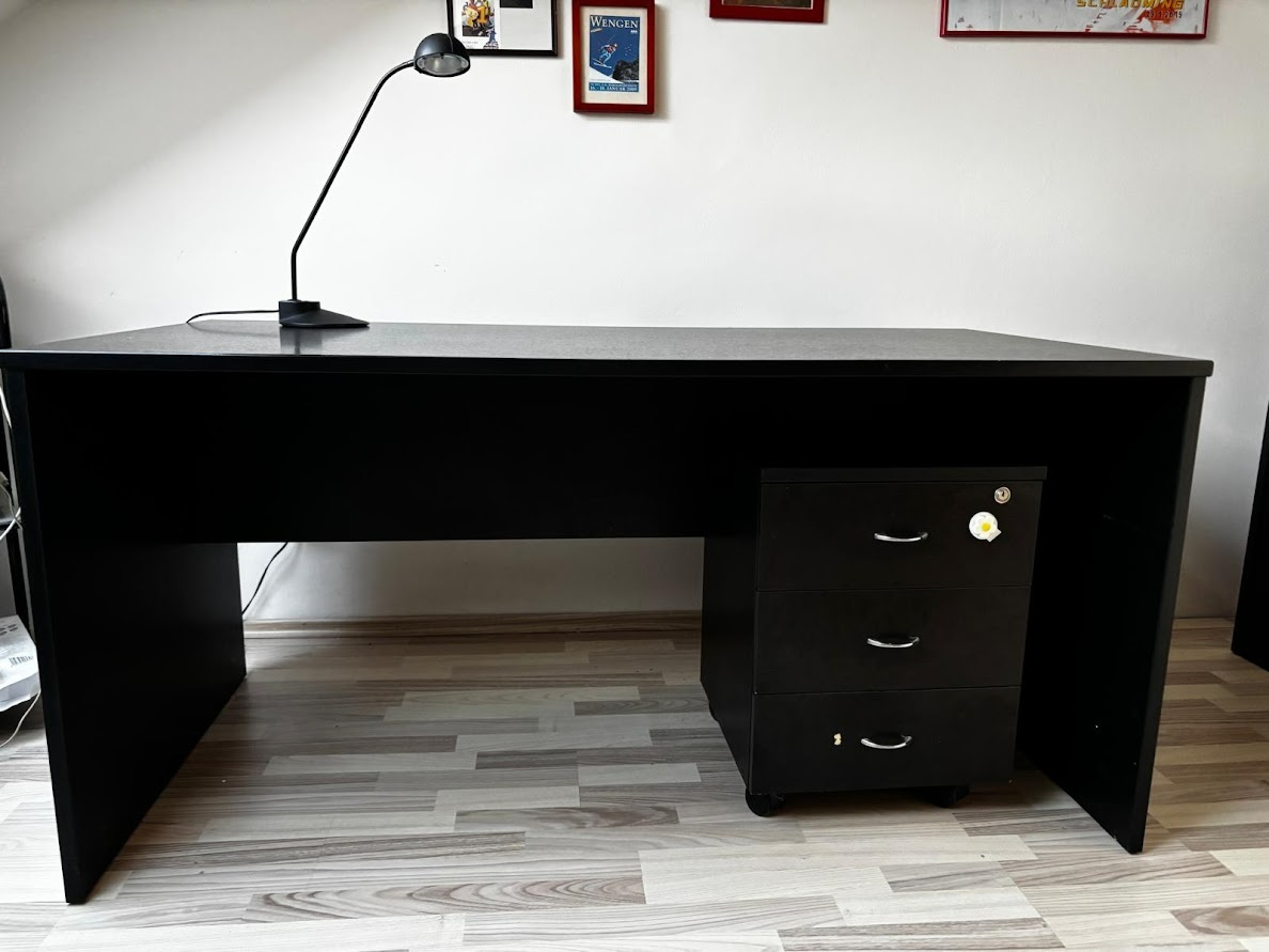 Zachovalý kancelářský set z masívu