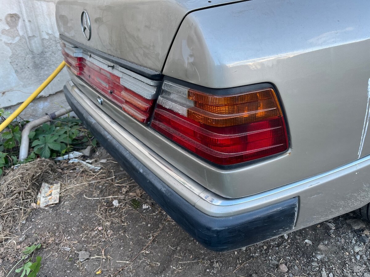 Heckblende Mercedes w124, odrazka, světla