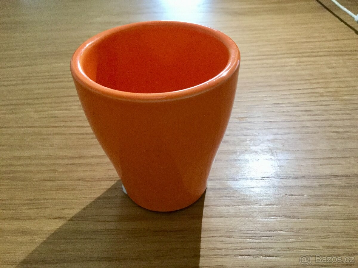 malý oranžový květináček