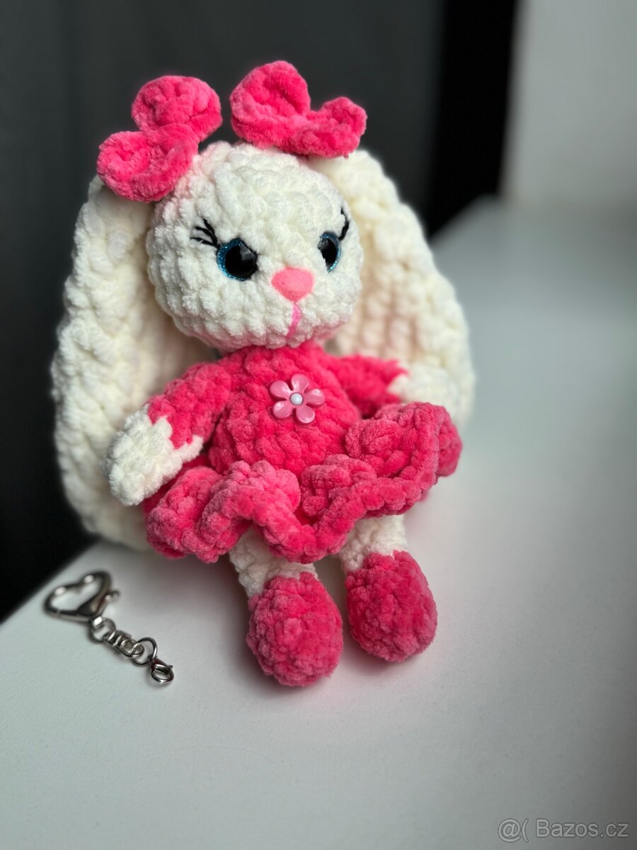 Háčkovaný králíček 20 cm + karabinka jako dárek