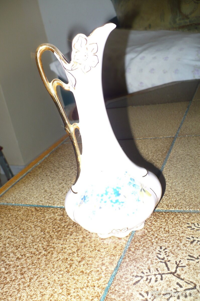 růžový porcelán karafa