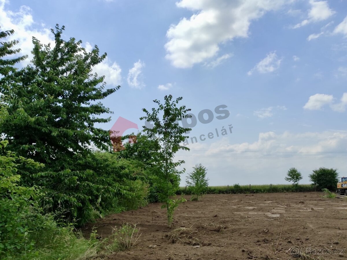 Pozemek 4174 m2, BV-plocha k bydlení, v obci Charváty u Olom