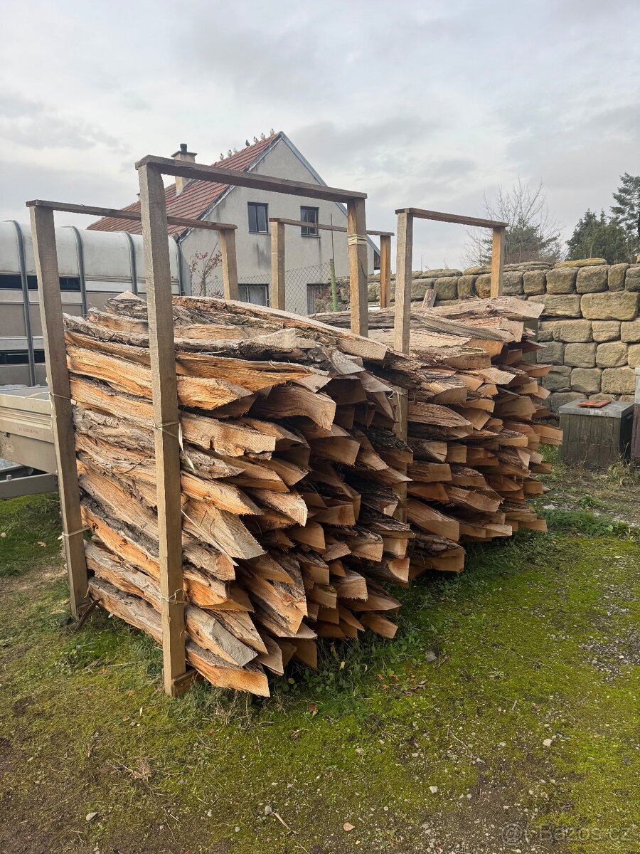 Akátové kůly štípané na ohrady