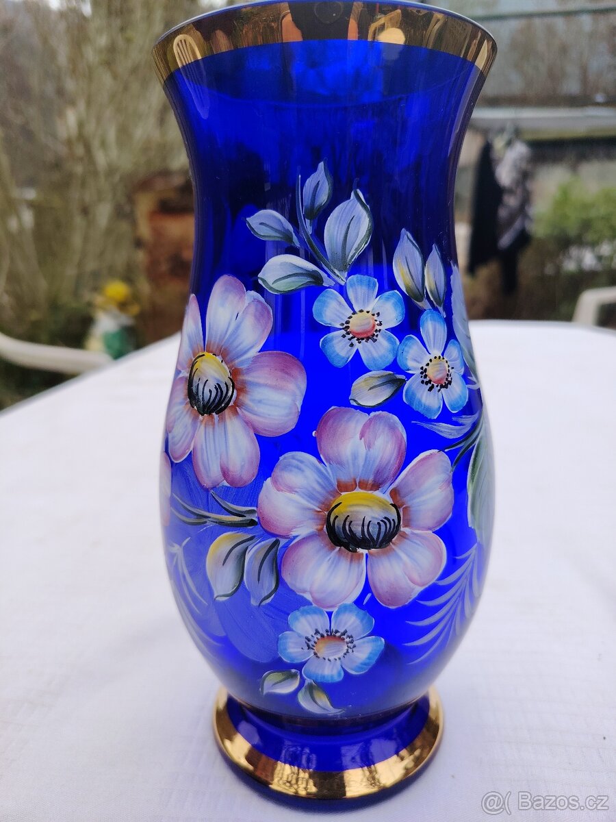 Modrá skleněná váza s bílo-béžovými květy