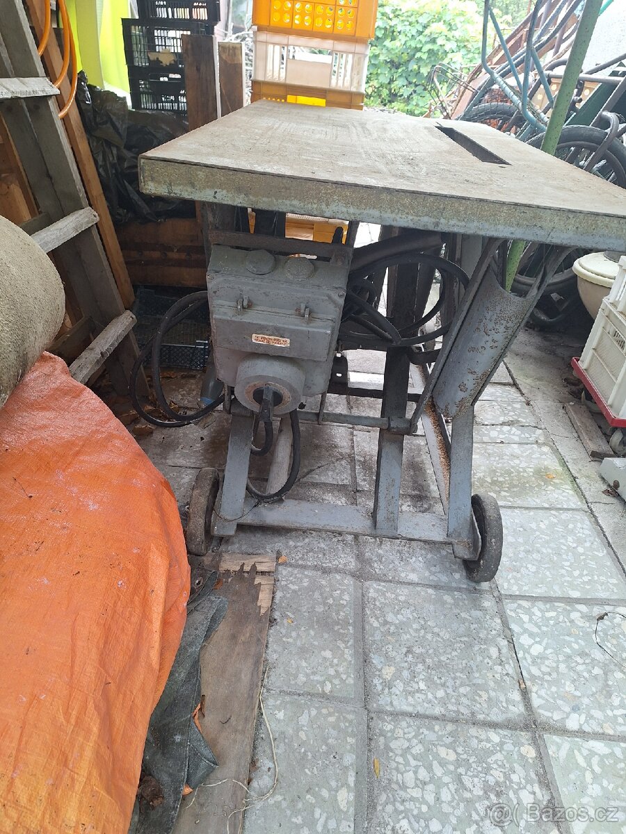 Kolébkou cirkulárku tovární výroby