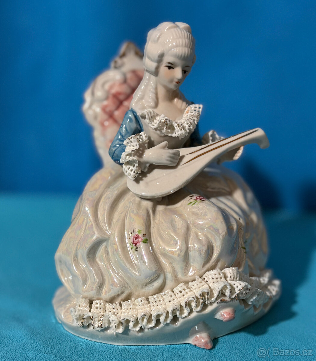 Soška dámy ve stylu rokoka