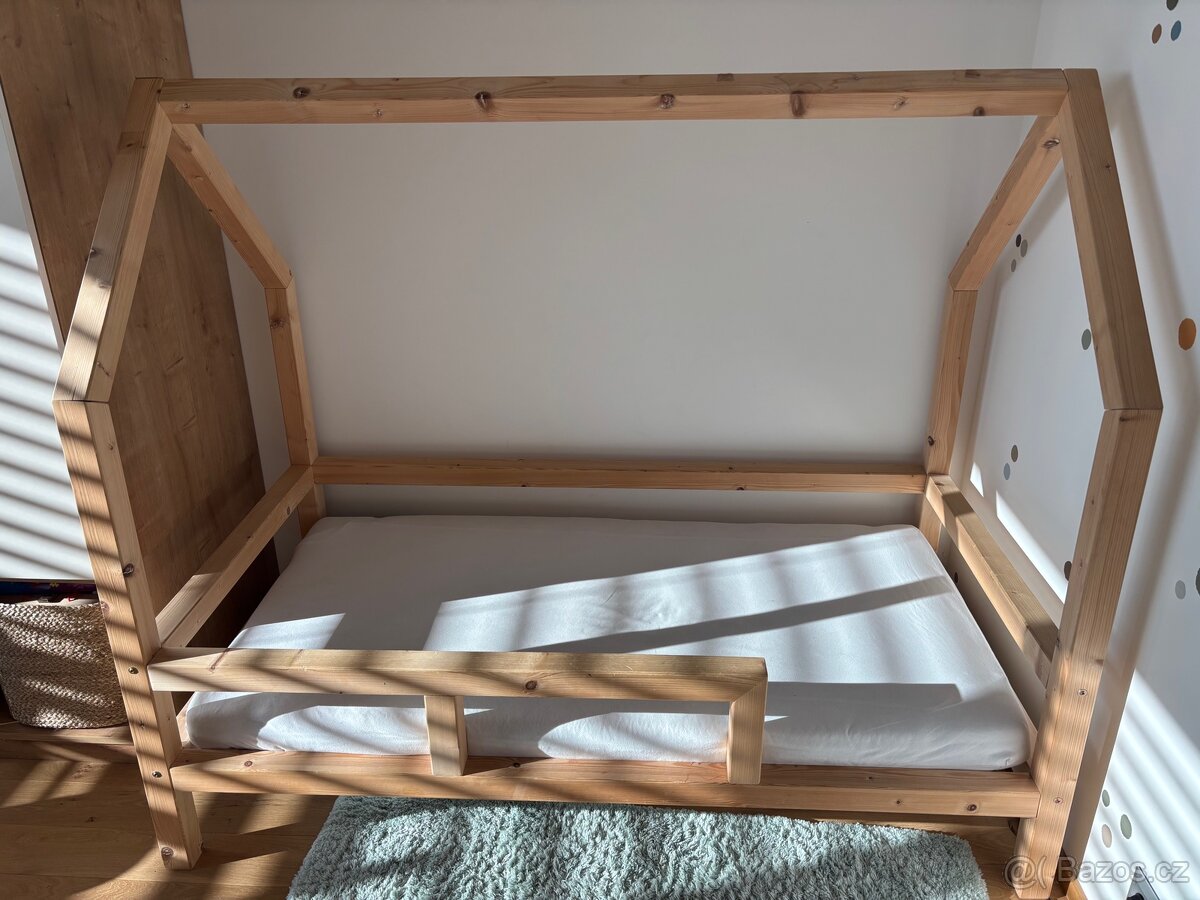 Dětská domečková postel