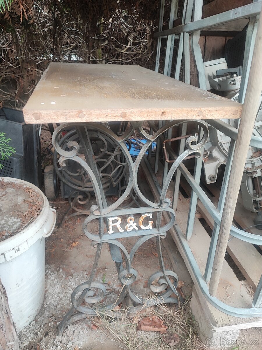 Šicí stroj podstavec retro