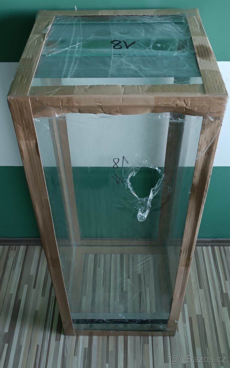 Prodám nové terárium 40x40x100 na výšku