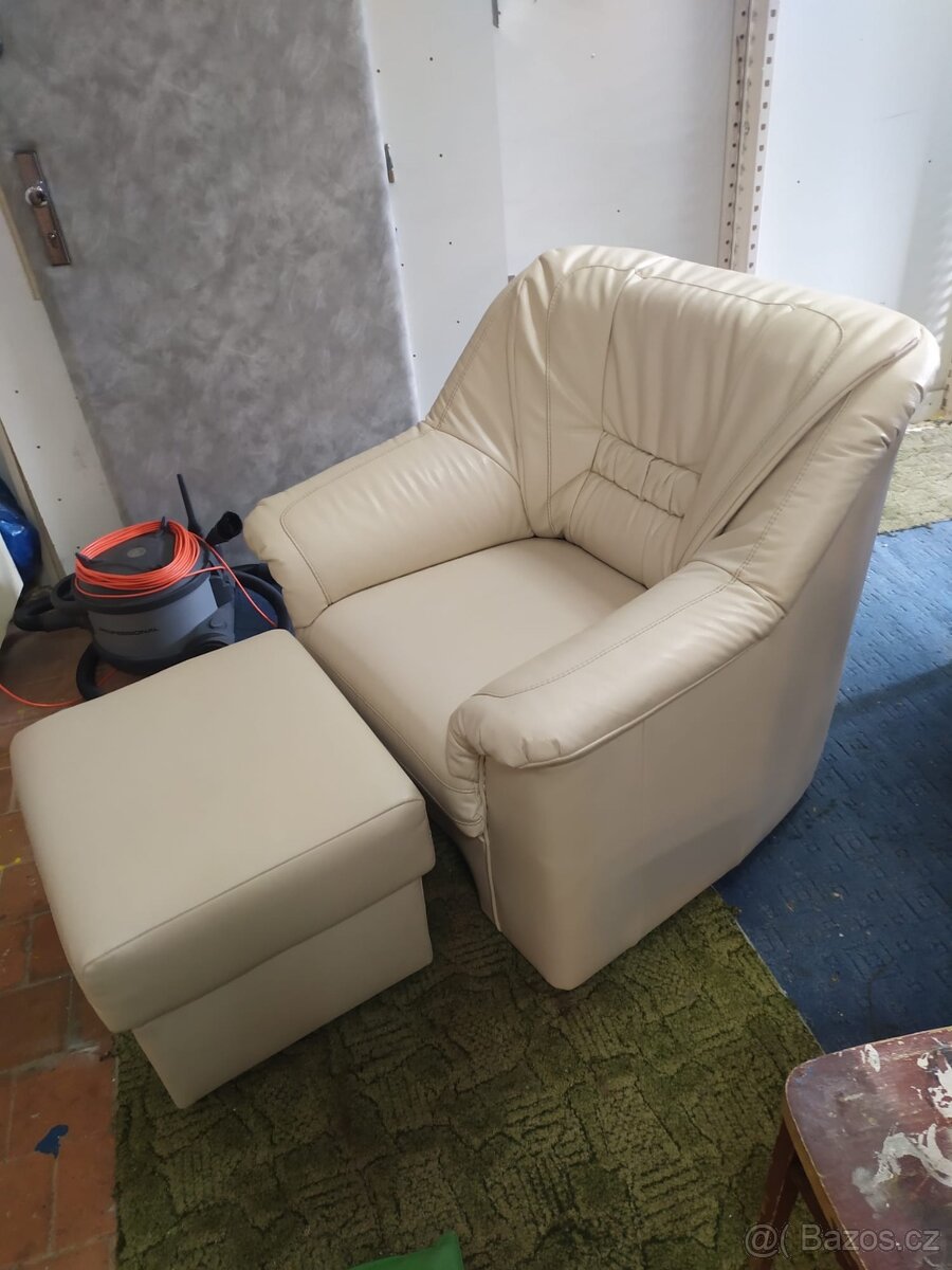 Křeslo a taburet