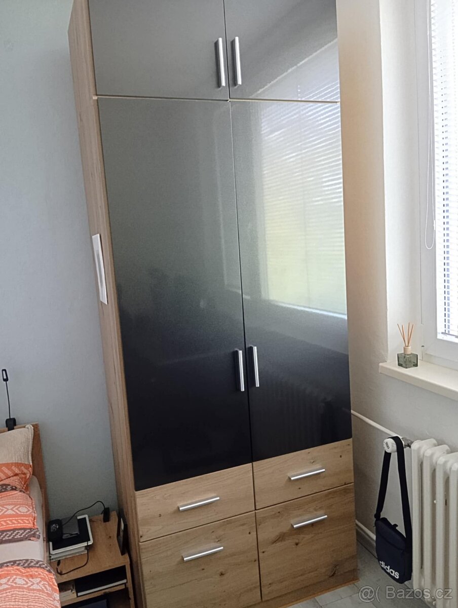 Šatní skříň s nástavcem