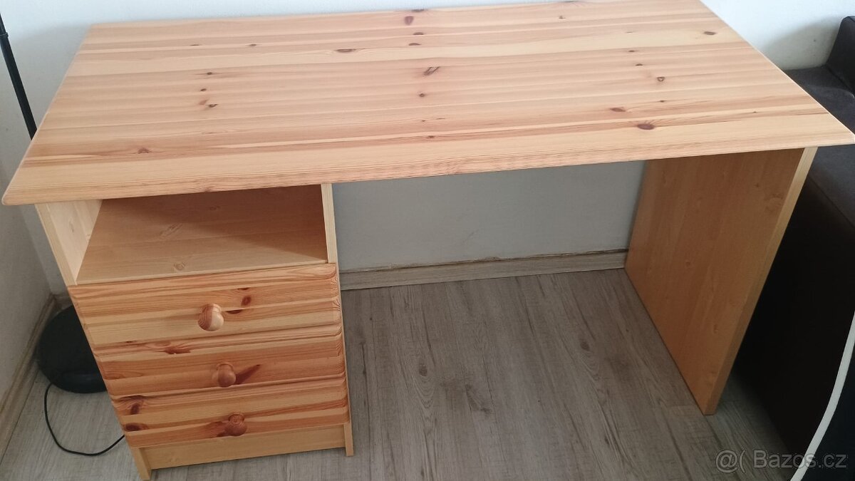 Dřevěný psací stůl