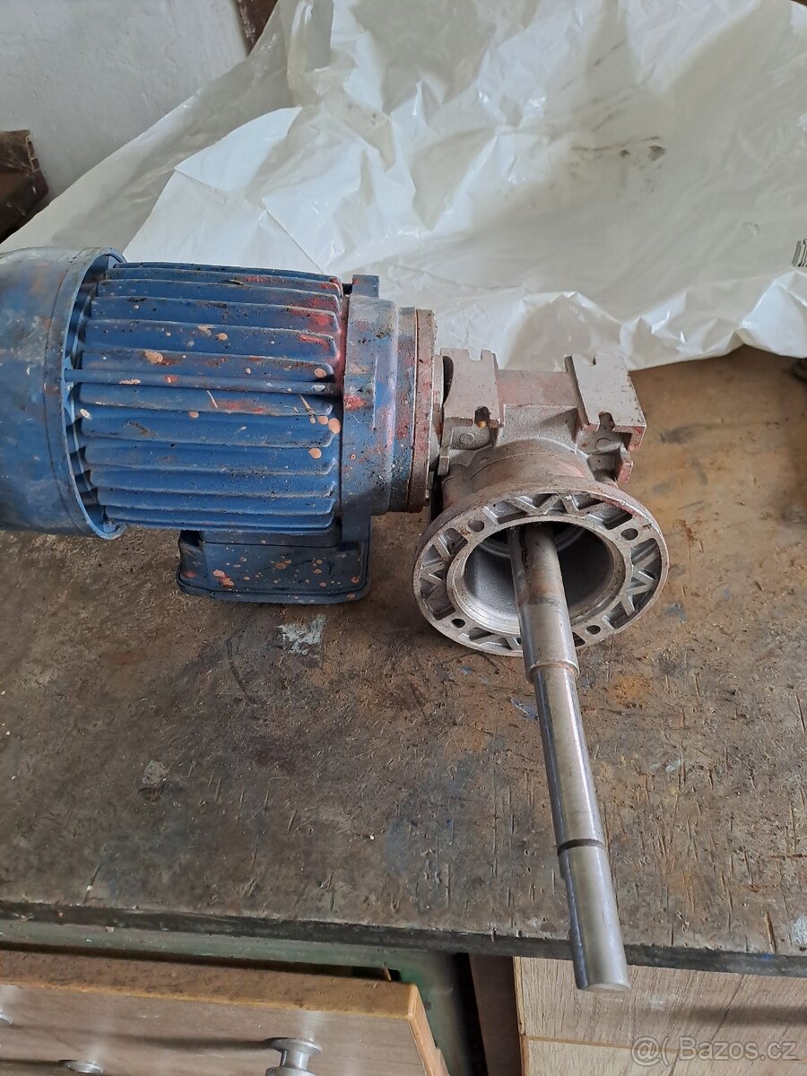 Prodám elektromotor s převodovkou