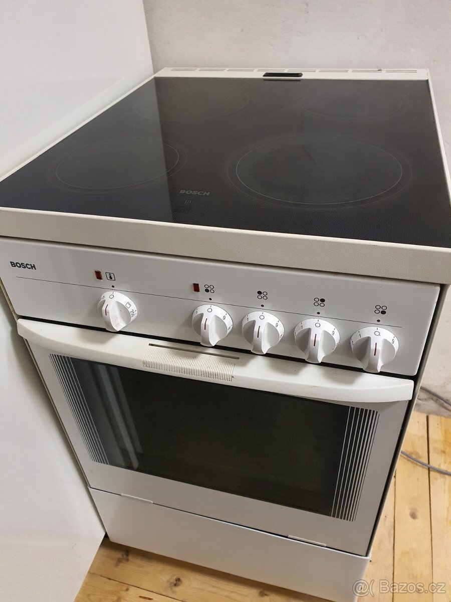pěkný elektrický sporák BOSCH sklokeramika