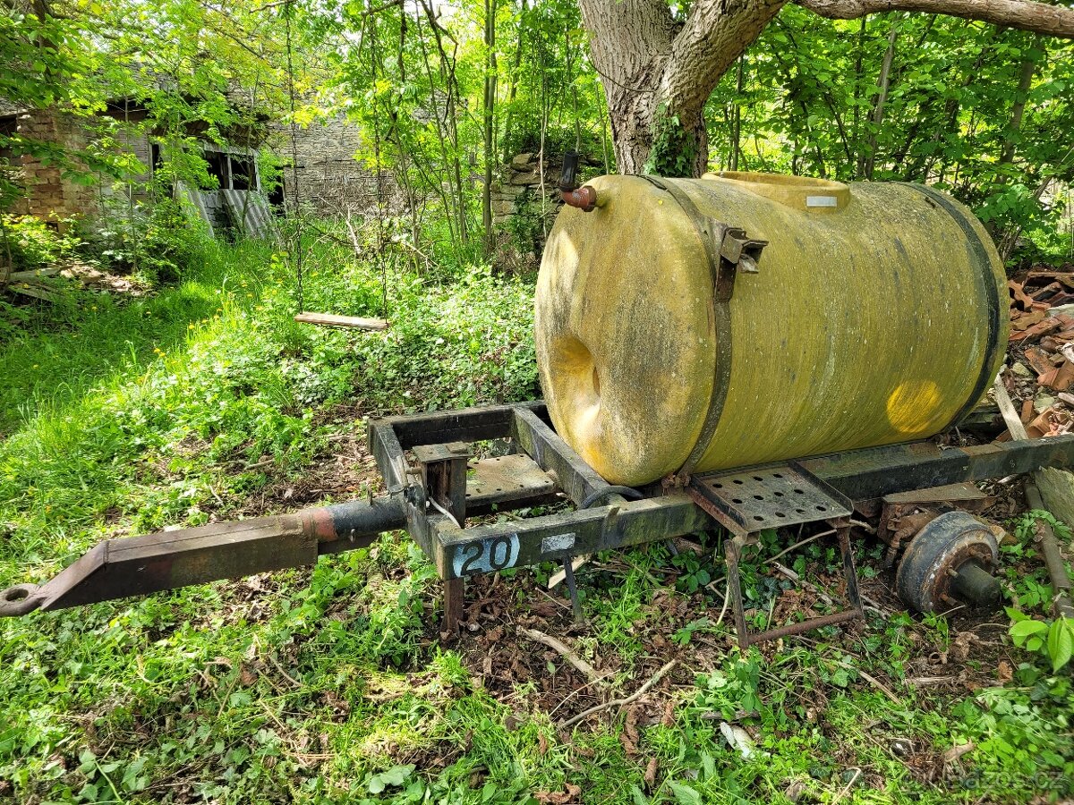 Cisterna na podvozku za traktor