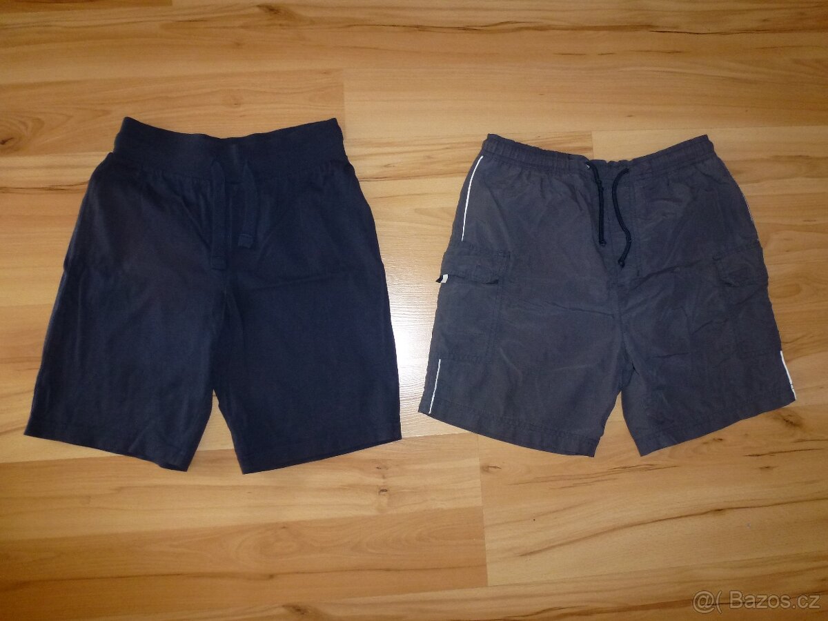 2x kraťasy vel. 134/140