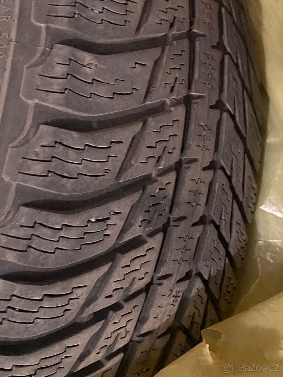 -23555r18-104h-nokian-wr-suv-3