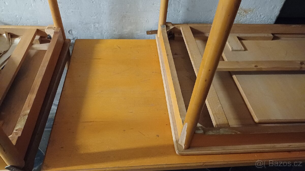 Jídelní rozkládací dřevěné stoly