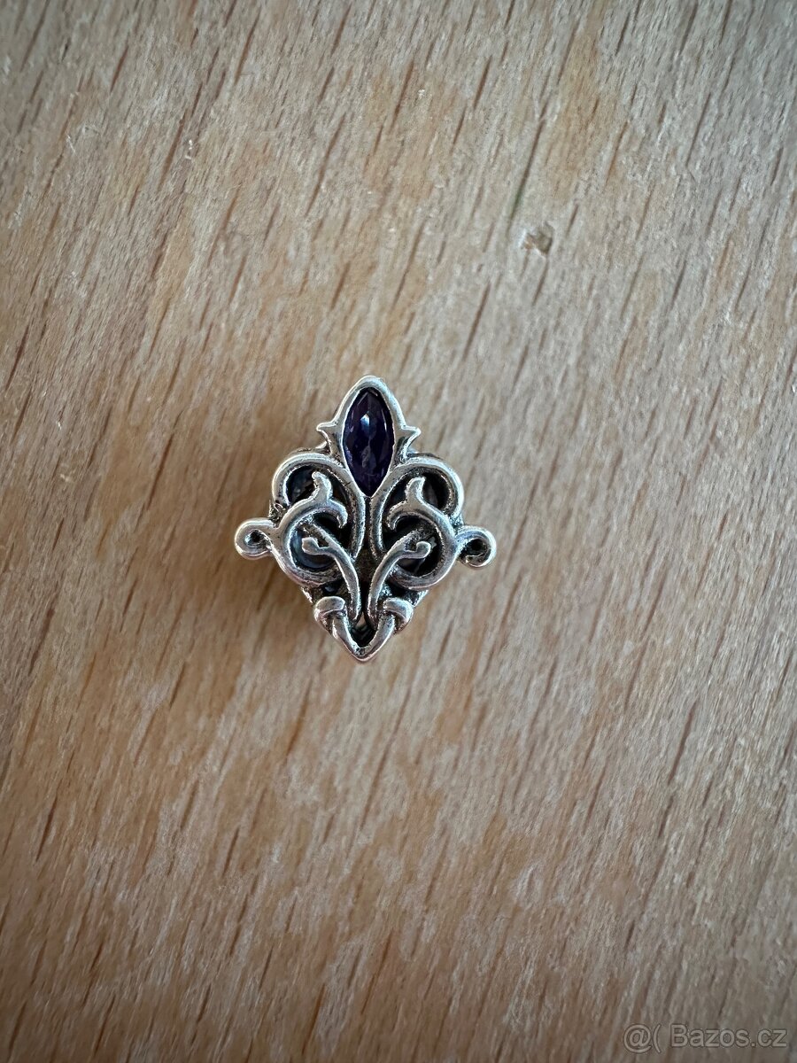 Ornament s fialovým kamenem přívěsek na Pandora náramek