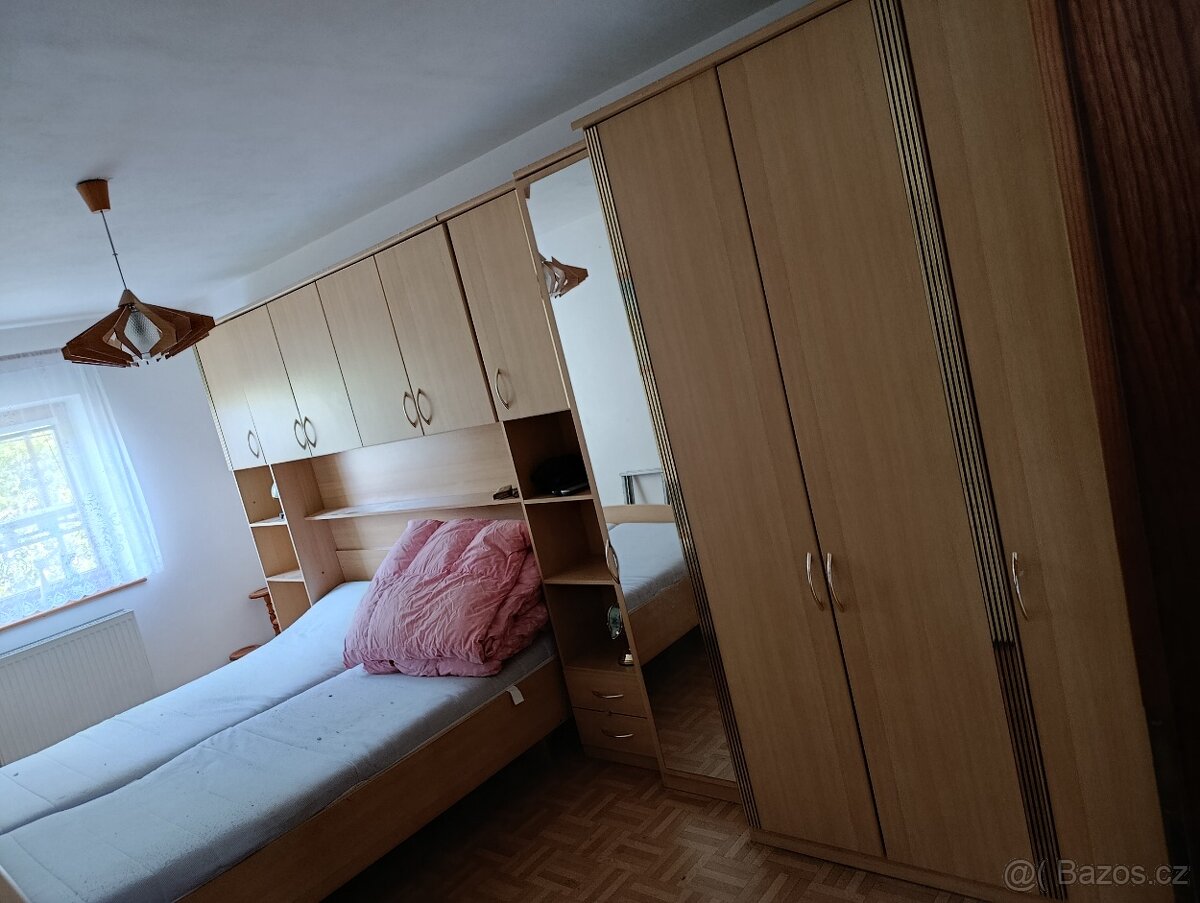 Postel a stěna